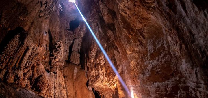 Voragine di Tiscali - raggio al solstizio